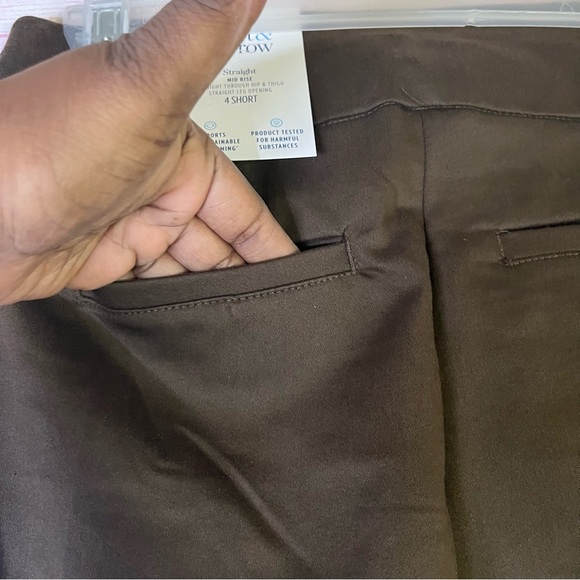 Croft & Barrow NWT Brown The Effortless Stretch Pull
Up Woven Pants Size 4 Short - Picture 7 of 8